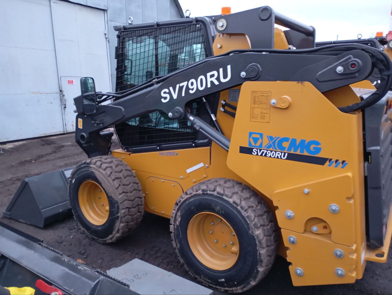 Мини-погрузчик XCMG SV790RU