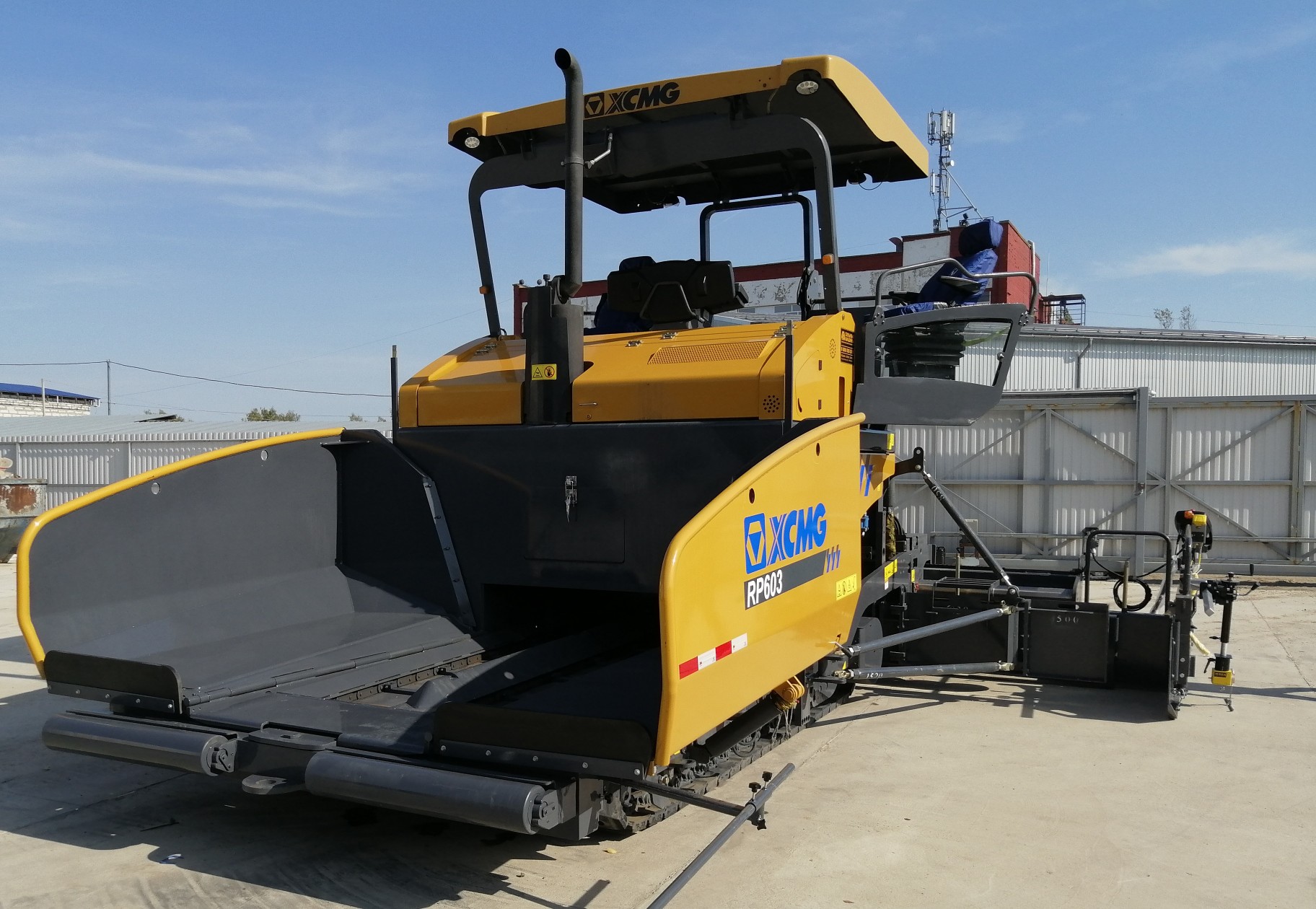 На склады в Смоленске и Воронеже поступили асфальтоукладчики RP603 PRO