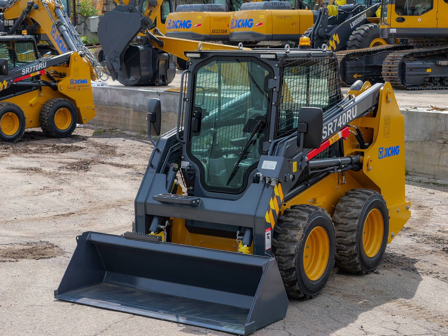 Мини-погрузчик XCMG SR740RU