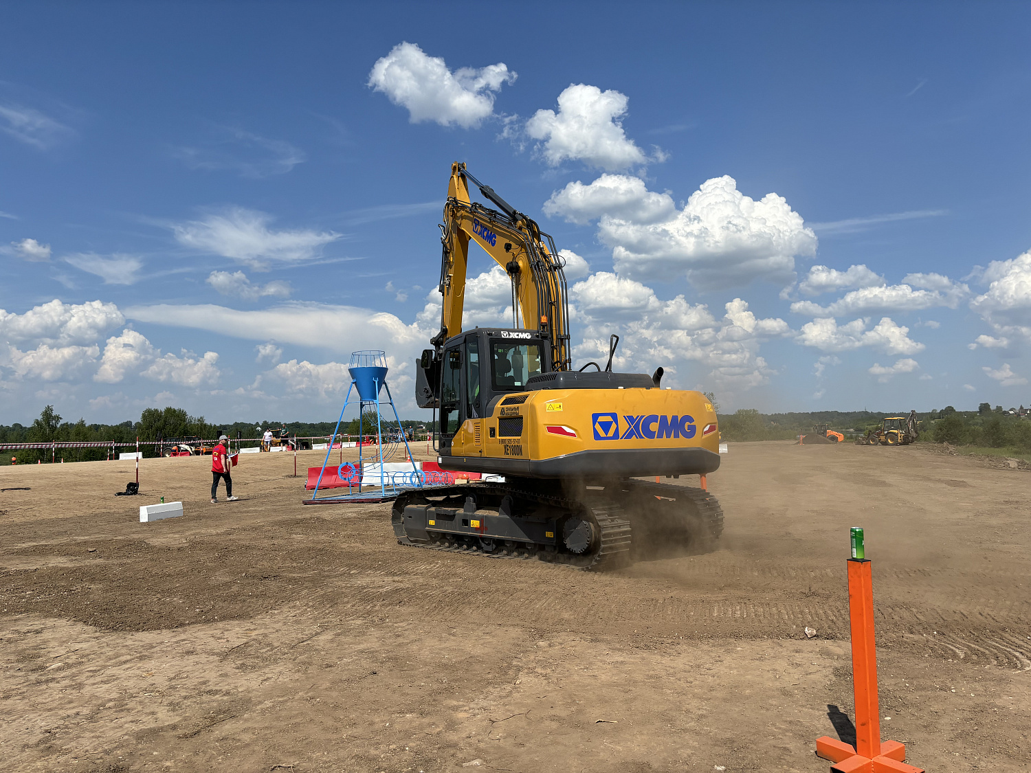 Гусеничный экскаватор XCMG XE180DN