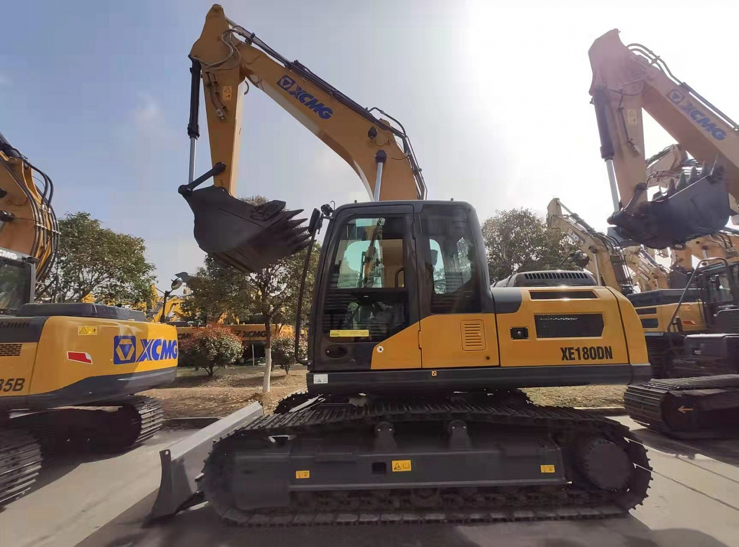 Гусеничный экскаватор XCMG XE180DN