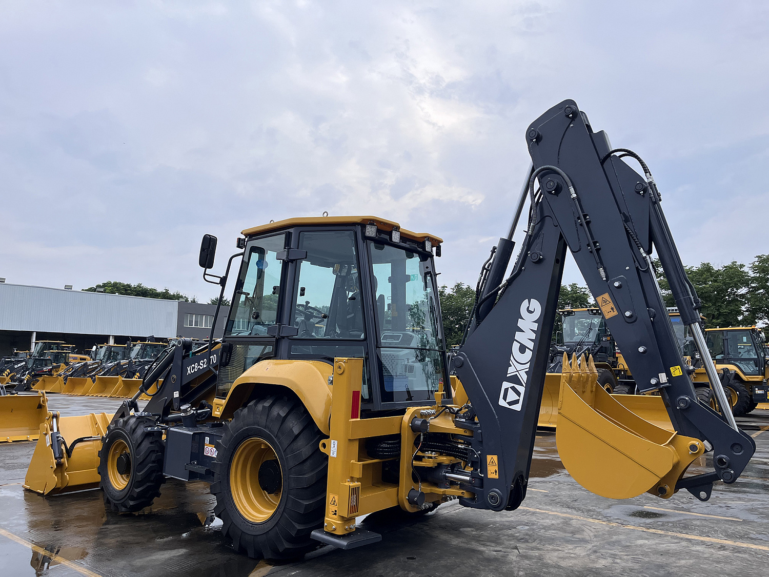 Экскаватор-погрузчик XCMG XC8-S2570